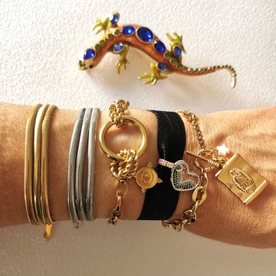 Pulseiras douradas e prateadas #88