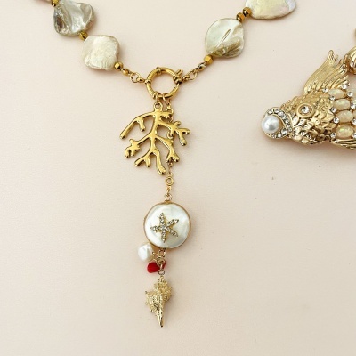 Colar coral - com búzio e estrela do mar