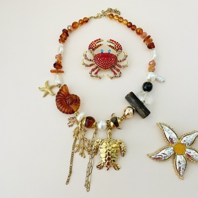 Colar Tartaruga e praia  - tom marfim e âmbar