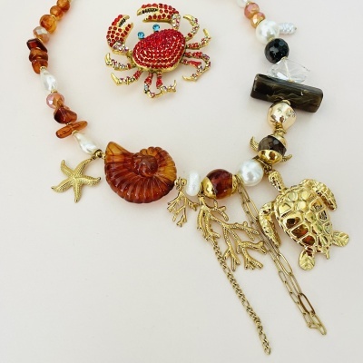 Colar Tartaruga e praia  - tom marfim e âmbar