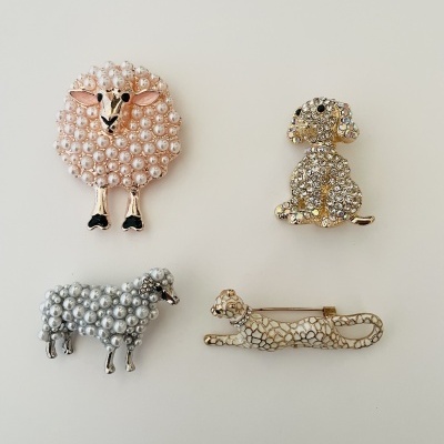 Pregadeiras cão, pantera e  ovelhas