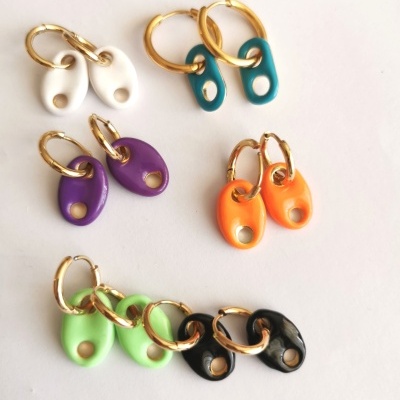Argolas em aço com pendentes coloridos