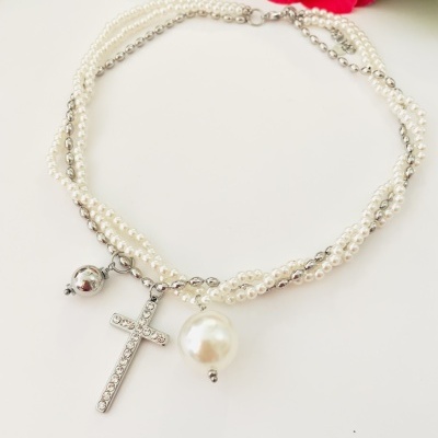 Colar triplo cruz,  em aço e pérolas sintéticas - prateado