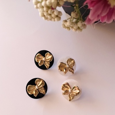 Brincos redondos laço