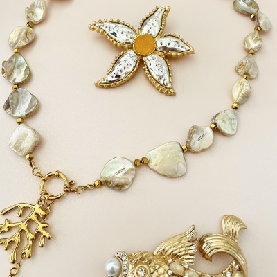 Colar coral - com búzio e estrela do mar