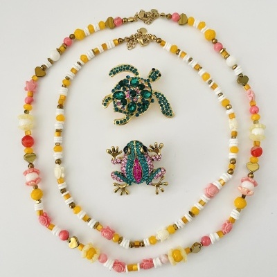 Colares tons rosa, amarelo e branco