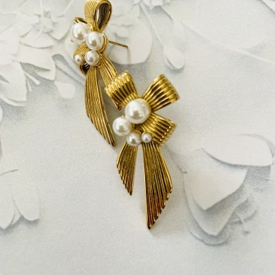 Brincos flor com pérolas