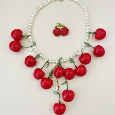 Colar pérolas sintéticas e cerejas