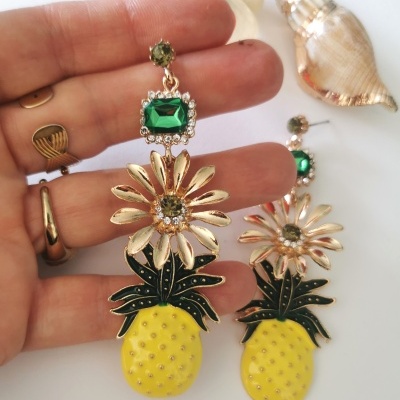 Brincos pendentes com ananás amarelo texturizado, folhas verdes e flor dourada com pedras verdes e claras