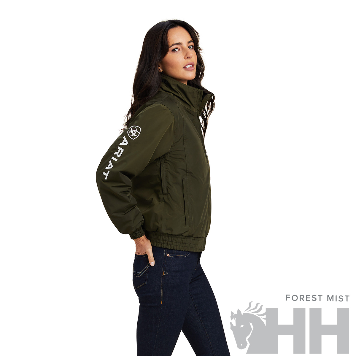 Casaco verde floresta com logo ARIAT na manga esquerda, usado com jeans escuros