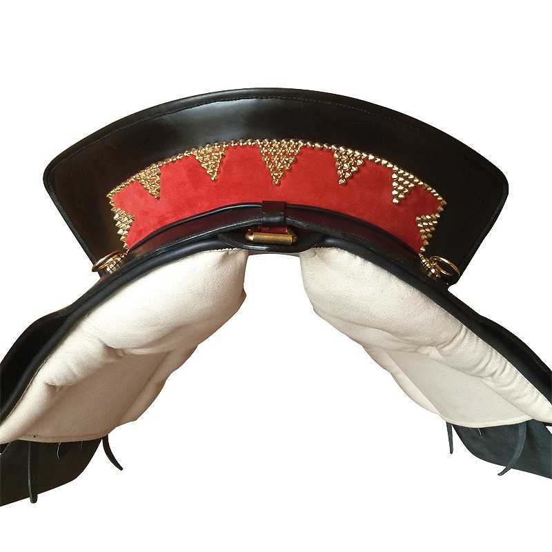Sela de cavalo em couro preto com detalhes vermelhos e dourados e interior acolchoado bege