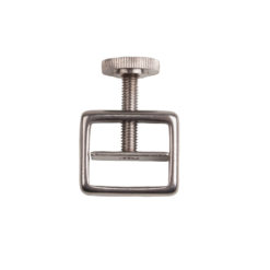 Prendedor metálico quadrado de cor prata em fundo branco