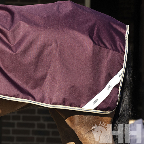 Manta roxa para cavalo com borda branca e etiqueta 'HH CUMARU'