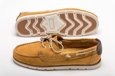 Sapatos mocassim castanhos em camurça com sola branca e detalhes em pele escura