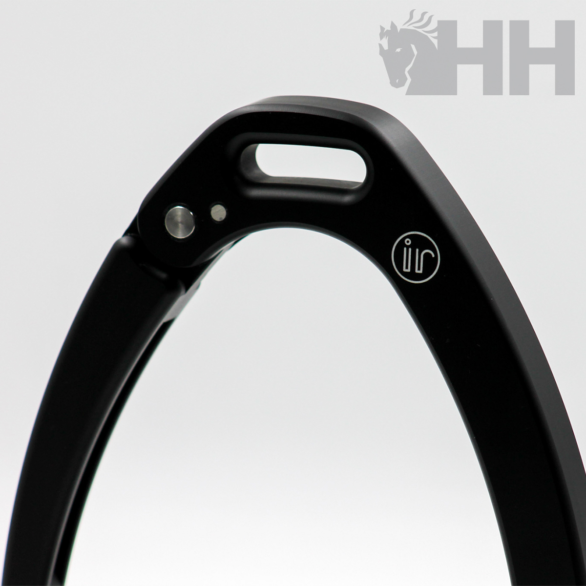 Peça arqueada preta com símbolo branco iür