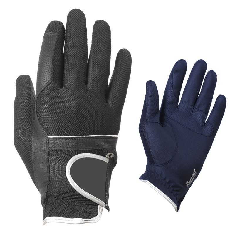 Duas luvas desportivas, preta e azul escura, com texturas e marca visível.