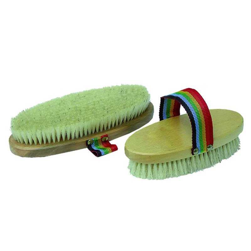 Duas escovas de limpeza com base de madeira clara e cerdas brancas, uma com alça colorida a riscas