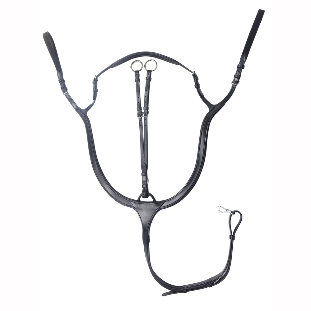 Peitoral para cavalo preto em couro com argolas metálicas.