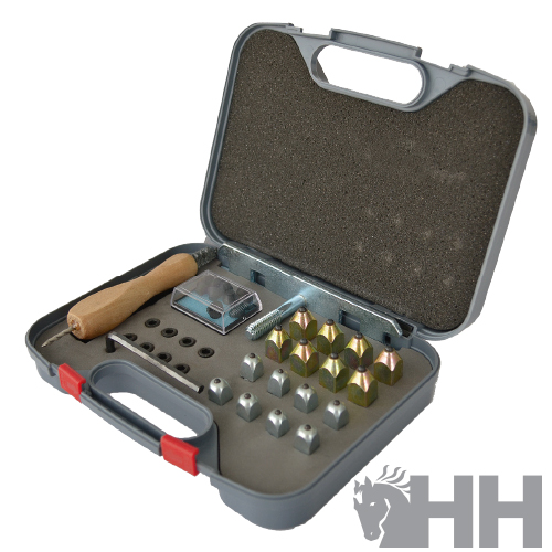 Conjunto de ferramentas em estojo cinzento com peças metálicas