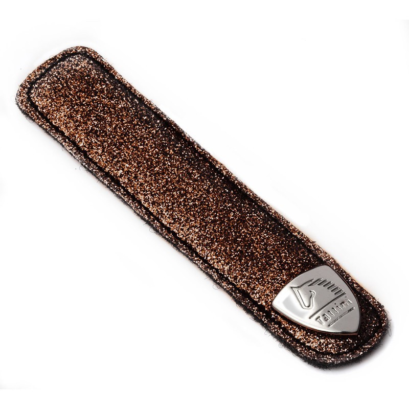 Faixa castanho metálica com peça metálica prateada e texto gravado