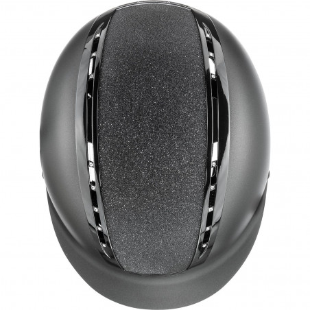 Capacete preto mate com parte superior texturizada e ventilação