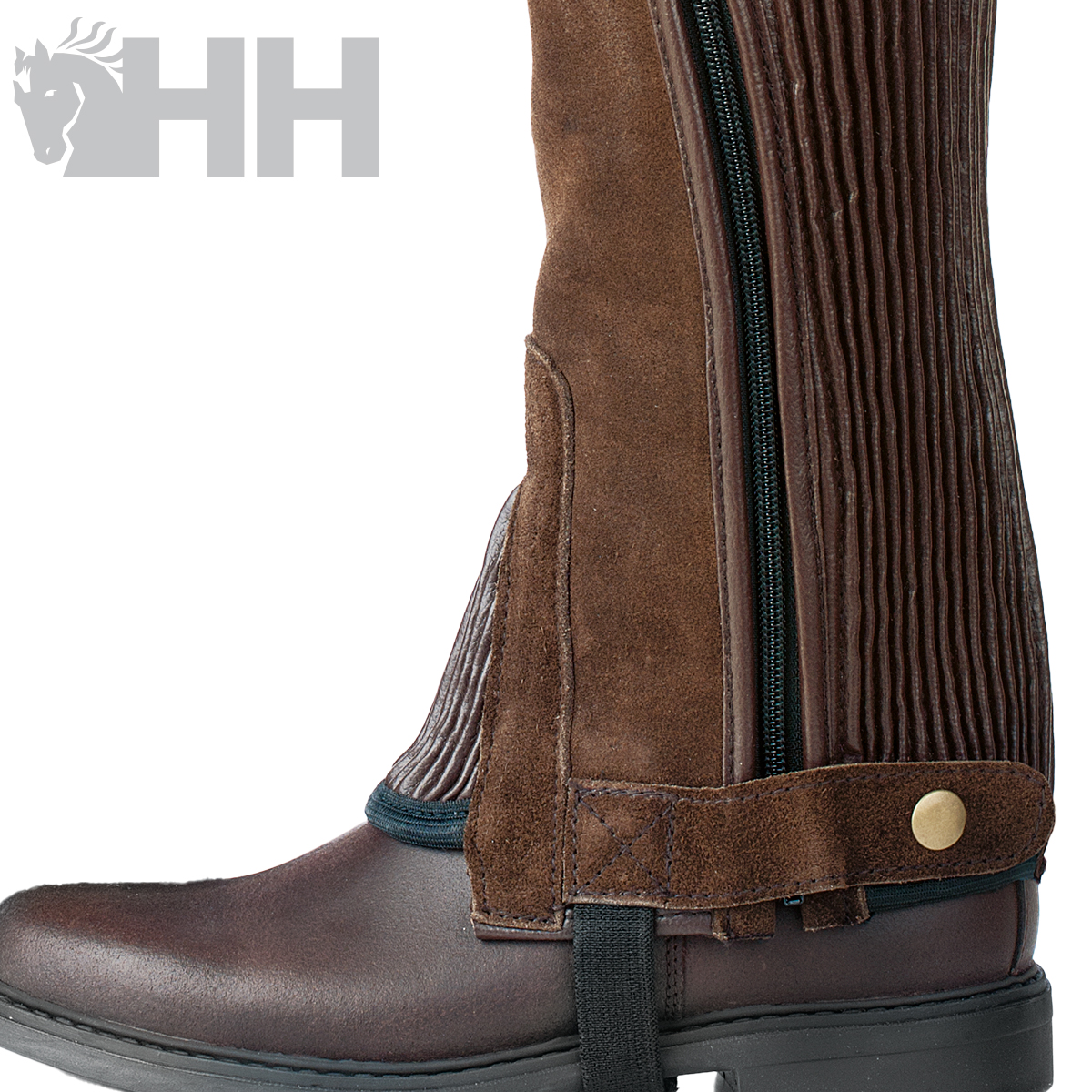 Bota castanha de couro e camurça com fecho e botão de metal