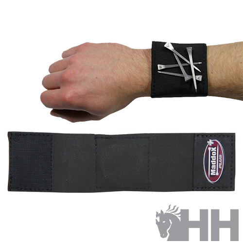 Pulseira preta de tecido com cravos metálicos guardados num bolso exterior e etiqueta Mandak