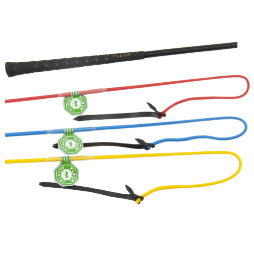 Conjunto com três chicotes coloridos e uma vareta preta com cabo revestido.