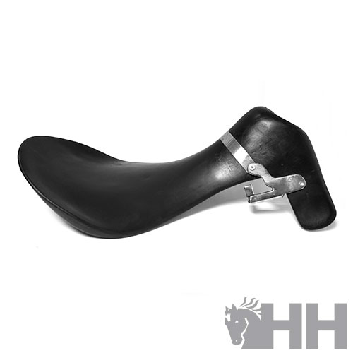 Selim de bicicleta preto com suporte metálico em fundo branco