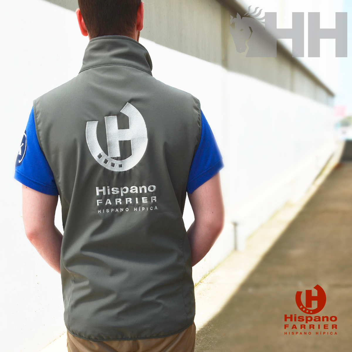 Colete cinza com logótipo e texto Hispano Farrier nas costas