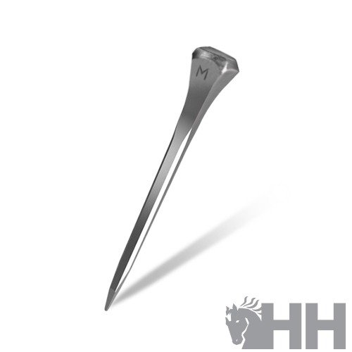 Unha de golfe metálica prateada com letra M e logo HH