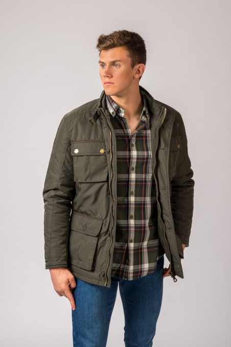 Homem com casaco verde escuro e camisa xadrez