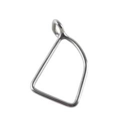 Acessório metálico triangular prateado com anel superior para pendurar