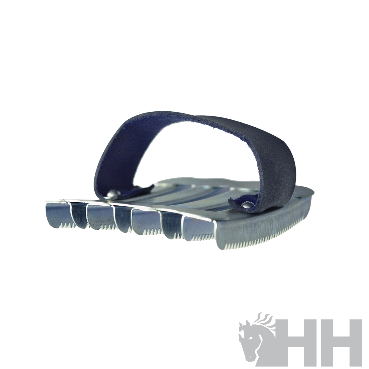 Ferramenta metálica com dentes e pega de tecido azul escuro sobre fundo branco