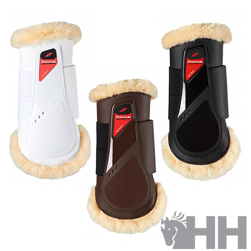 Três protetores para pernas de cavalo com pelúcia bege nas bordas, nas cores branco, castanho e preto