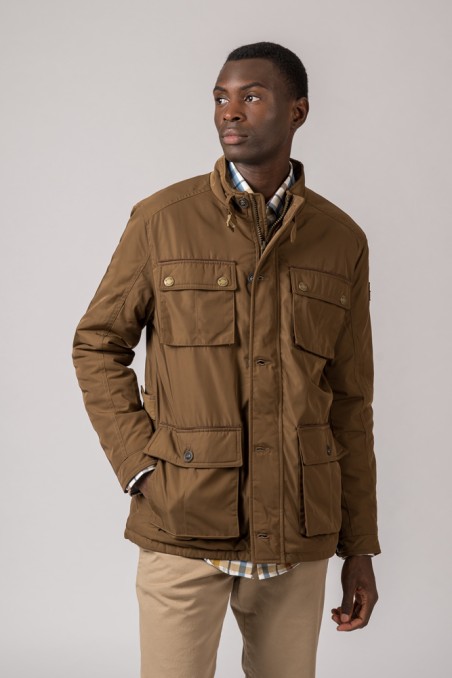 Casaco masculino castanho matelassado com bolsos e botões