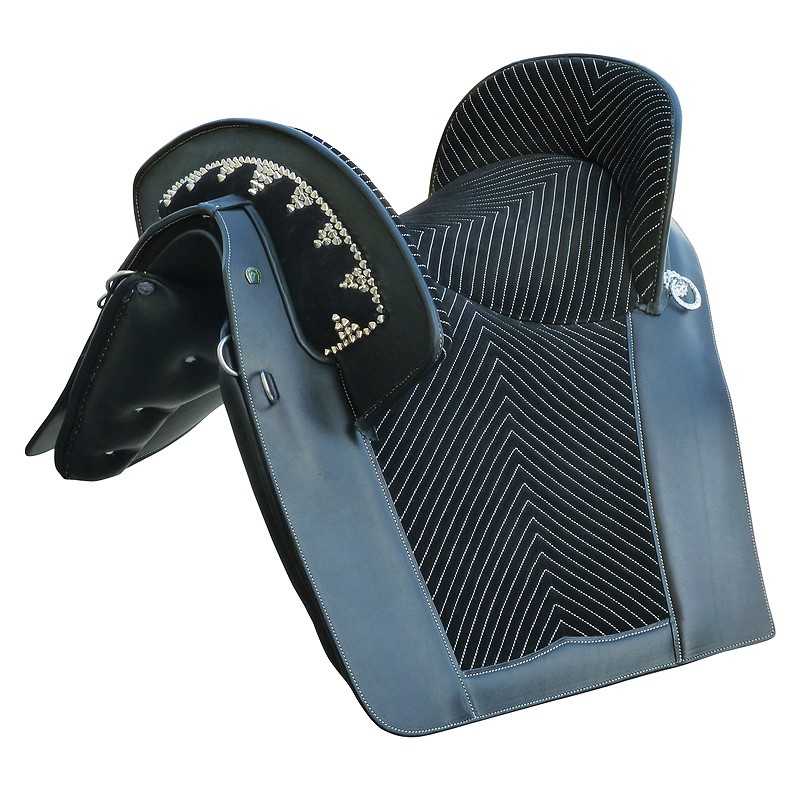 Sela de equitação preta com tecido riscado e tachas prateadas