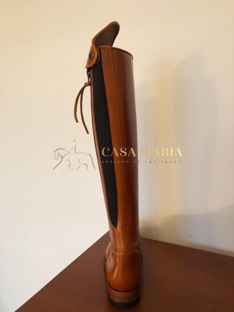 Bota alta de equitação castanha com inserção preta e botão no topo