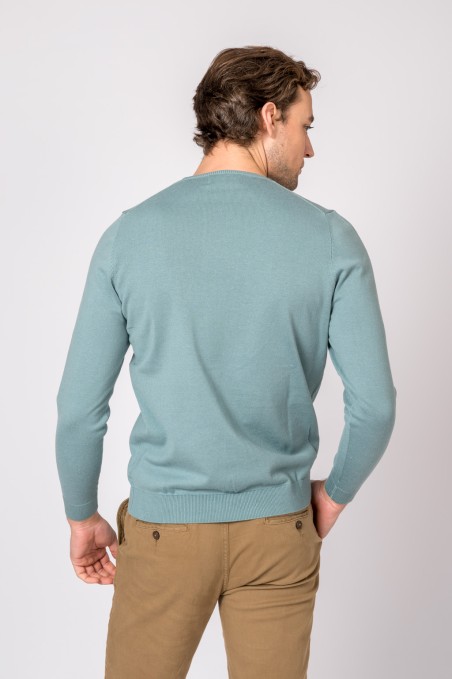 Camisola azul claro de malha com calças castanhas vista de costas