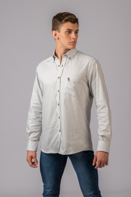 Camisa branca de manga comprida com padrão de quadrados cinzentos, usada por homem