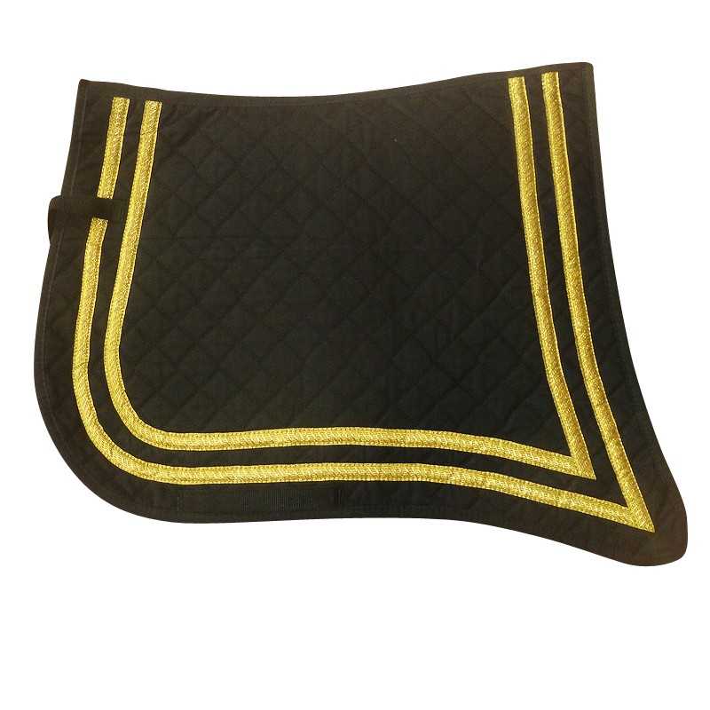 Tapete de sela preto acolchoado com riscas douradas.