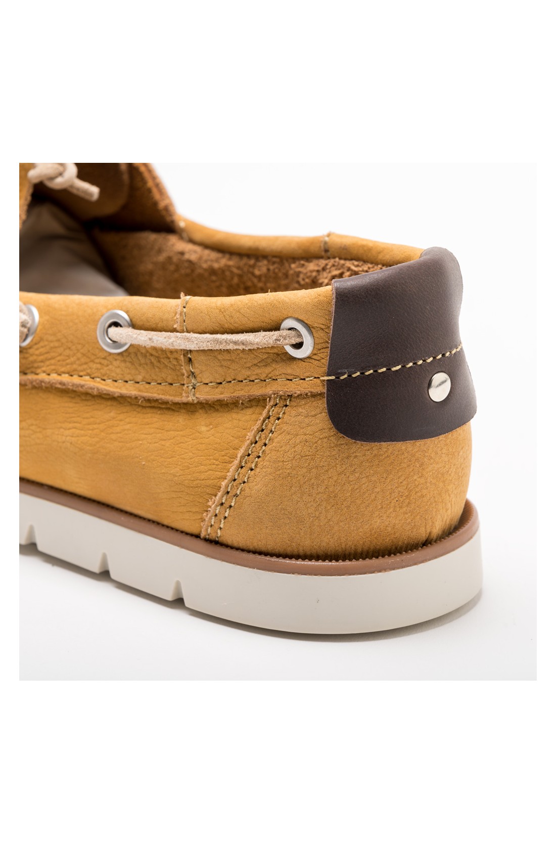 Mocassim castanho claro com detalhe castanho escuro e sola branca