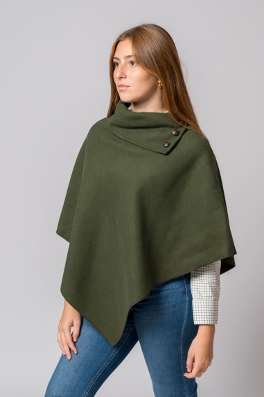 Mulher a usar poncho verde-oliva com botão