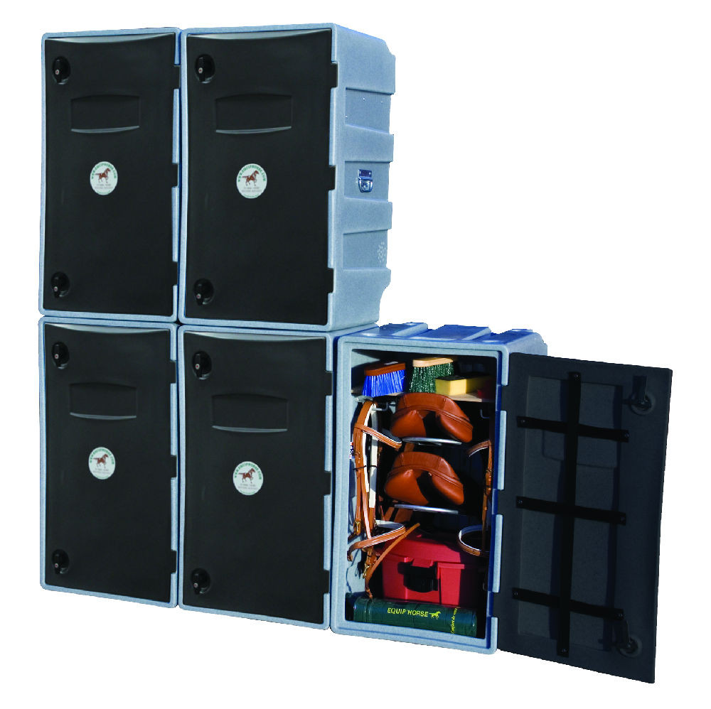 Quatro caixas de plástico azuis com portas pretas, uma aberta mostrando ferramentas interiores