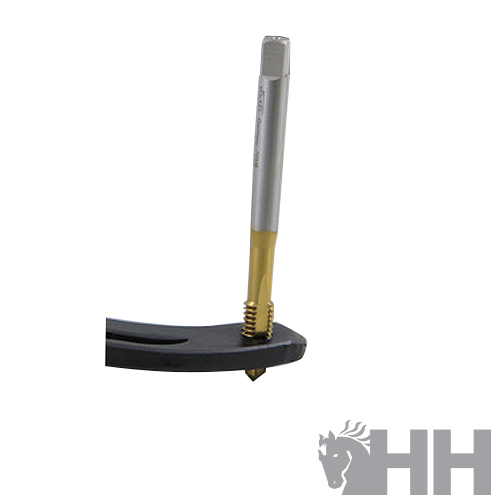 Ferramenta metálica com parte dourada e prateada sobre estrutura preta