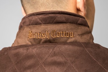 Casaco castanho com bordado 'British Cotton' na gola