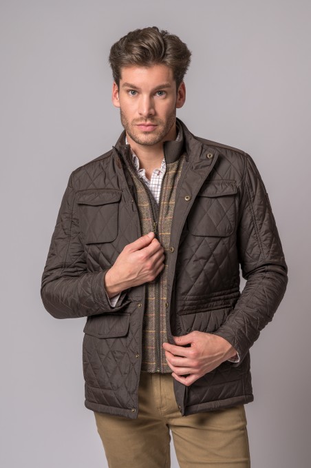 Homem a usar casaco acolchoado castanho escuro com quatro bolsos frontais