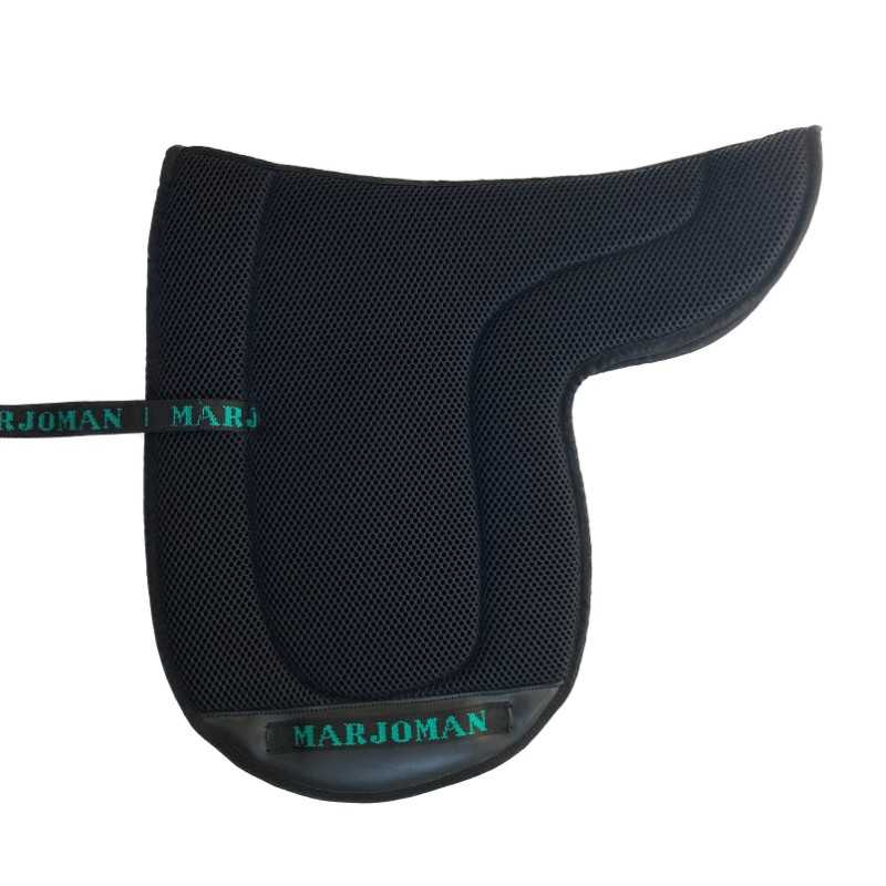 Sela protetora preta para cavalo com etiquetas MARJOMAN