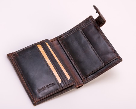 Carteira de couro preta com compartimentos aberta