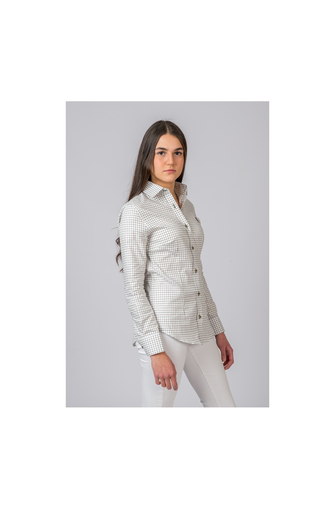 Camisa feminina de manga comprida com padrão de quadrícula cinza e branco e calças brancas